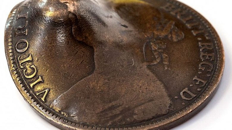 Monedha që e shpëtoi ushtarin nga plumbi në betejë, u gjet pas 100 vitesh (Foto)