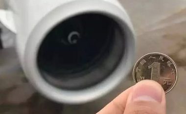 Ndalohen pasagjeret kineze, hodhën monedha në motorin e aeroplanit për udhëtim të mbarë (Foto)