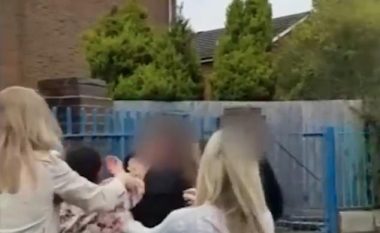 Nxënësit shikonin të hutuar, kur disa nëna u përleshën para dyerve të shkollës (Video)
