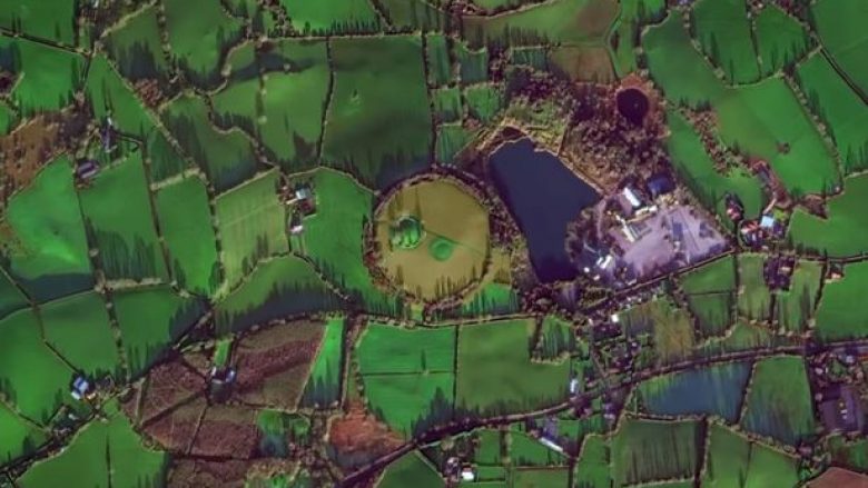 Objekti misterioz në formë rrethore i parë nga sateliti, i ka befasuar ekspertët e arkeologjisë (Video)