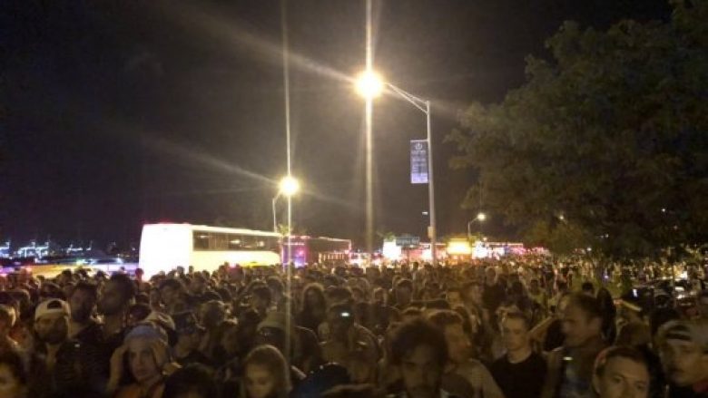 Organizatorët nuk siguruan autobusë, pjesëmarrësit e festivalit u detyruan të ecin afro shtatë kilometra deri në hotel (Video)