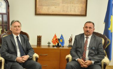 Mustafa takohet me të ngarkuarin me punë të ambasadës së Maqedonisë në Kosovë, flasin për sigurinë e dy vendeve