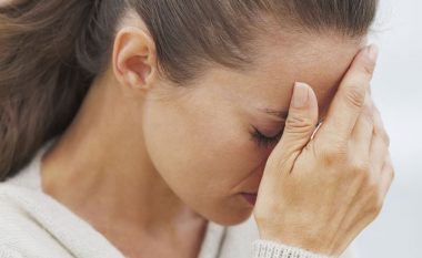 Këto simptoma tregojnë që do të hyni në menopauzë dhjetë vjet më herët