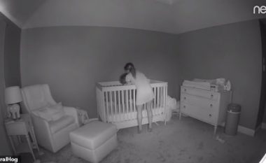 Rrotullohet duke e shtrirë të birin në shtrat, megjithatë nuk e zgjoi nga gjumi (Video)