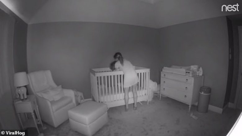Rrotullohet duke e shtrirë të birin në shtrat, megjithatë nuk e zgjoi nga gjumi (Video)