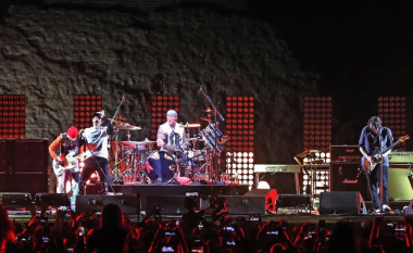 Red Hot Chili Peppers performojnë përpara piramidave egjiptiane të Gizës