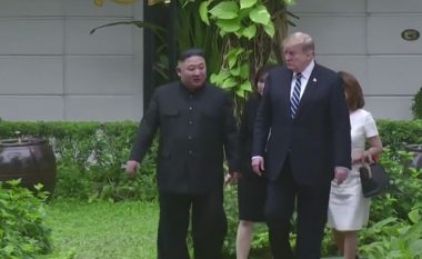 Televizioni shtetëror i Koresë së Veriut publikon pamjet e samitit Trump-Kim në Vietnam, nuk mungojnë as njerëzit duke qarë (Foto/Video)