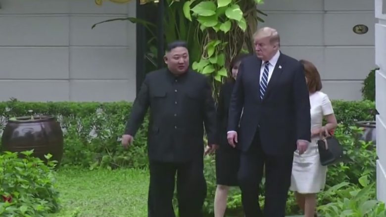 Televizioni shtetëror i Koresë së Veriut publikon pamjet e samitit Trump-Kim në Vietnam, nuk mungojnë as njerëzit duke qarë (Foto/Video)