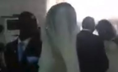 Të porsamartuarit po qëndronin përballë altarit, papritmas paraqitet një grua e veshur me fustan të bardhë (Video)