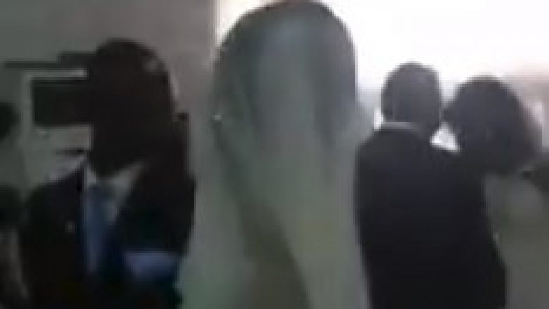 Të porsamartuarit po qëndronin përballë altarit, papritmas paraqitet një grua e veshur me fustan të bardhë (Video)