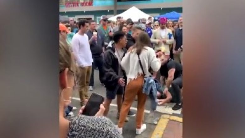 Një grua befason të gjithë, e godet dhe e lë pavetëdije një burrë – në mes të turmës (Video)
