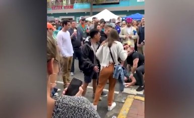 Një grua befason të gjithë, e godet dhe e lë pavetëdije një burrë – në mes të turmës (Video)