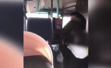 Momenti kur dy gra përleshen me njëra-tjetrën, para fëmijëve të tyre – në një autobus në Angli (Video)