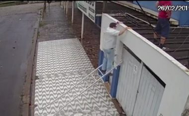 Deshi të ngjitej mbi çatinë e një garazhi, e “tradhtojnë” shkallët (Video)
