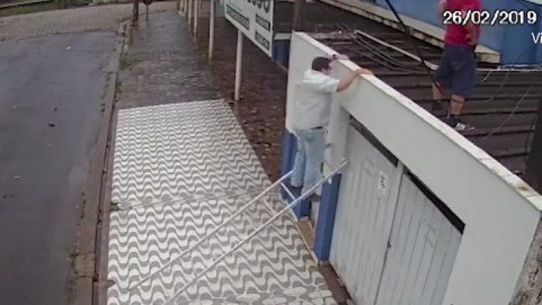 Deshi të ngjitej mbi çatinë e një garazhi, e “tradhtojnë” shkallët (Video)