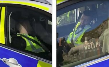 Polici filmohet duke bërë “një sy gjumë” pranë timonit, edhe pse motori i veturës ishte duke punuar (Video)