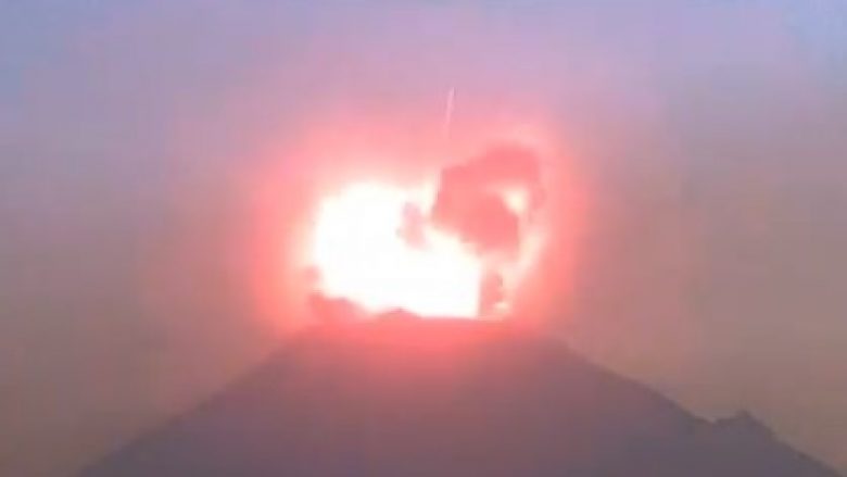 Panik në Meksikë, aktivizohet vullkani i fuqishëm – publikohen pamjet e shpërthimit (Video)