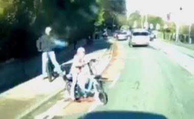 Shoferi frenoi në momentin e duhur, para çiklistes së vogël që doli në rrugë (Video)