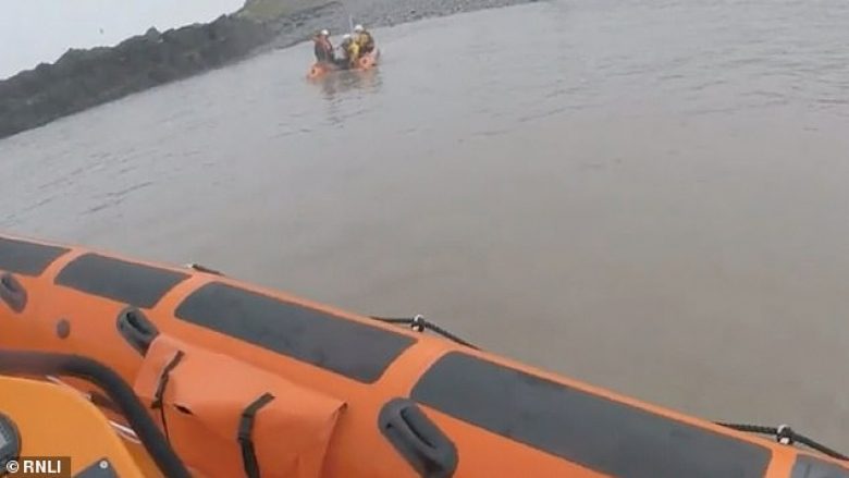 Shpëtohen tre marinarë që dolën për xhiro me barkë, humbën në mjegullën e dendur (Video)