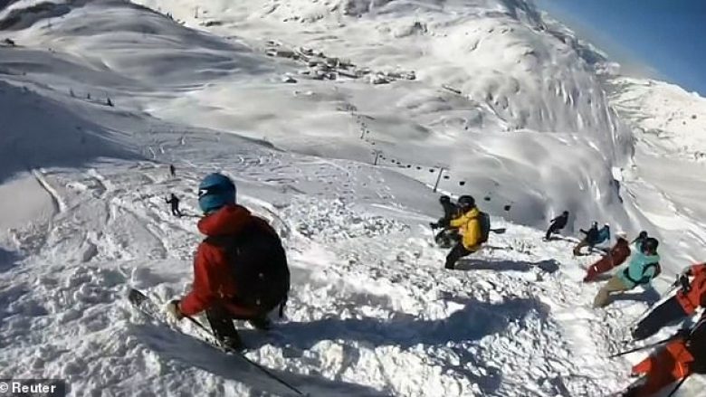 Skiatorët u lëshuan me sukses nëpër ortekun që e shkaktuan vet (Video)