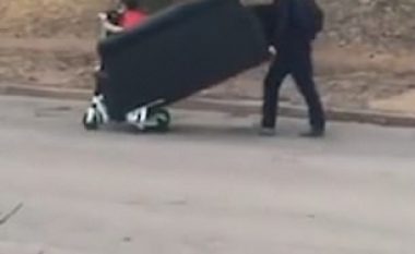 Studentët shfrytëzuan dy trotinete për të transportuar një divan (Video)