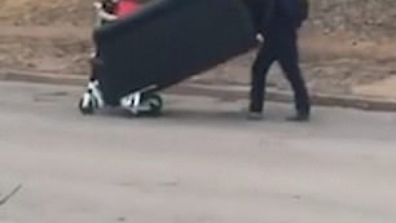 Studentët shfrytëzuan dy trotinete për të transportuar një divan (Video)