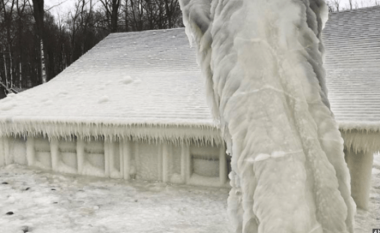 Stuhia dhe temperaturat e ulëta e kthyen shtëpizën e plazhit, në një skulpturë akulli (Foto)