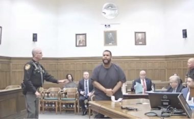 Të dënuarit iu shtuan edhe gjashtë vite burg, përdori fjalë të ndyta kur iu tha dënimi (Video)