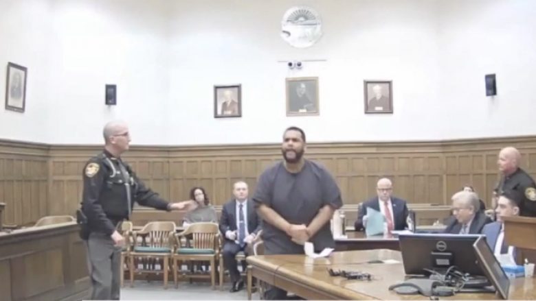 Të dënuarit iu shtuan edhe gjashtë vite burg, përdori fjalë të ndyta kur iu tha dënimi (Video)