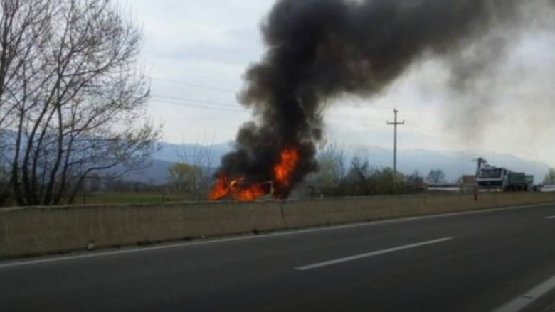 Është djegur një kamion në autostradën Tetovë-Gostivar