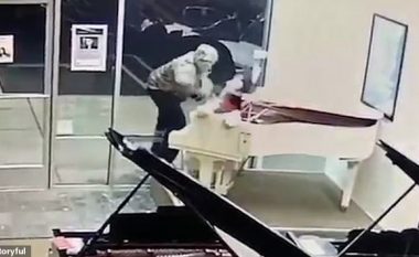 Theu xhamin e dyqanit të pianove, për të vjedhur një lodër të lirë (Video)
