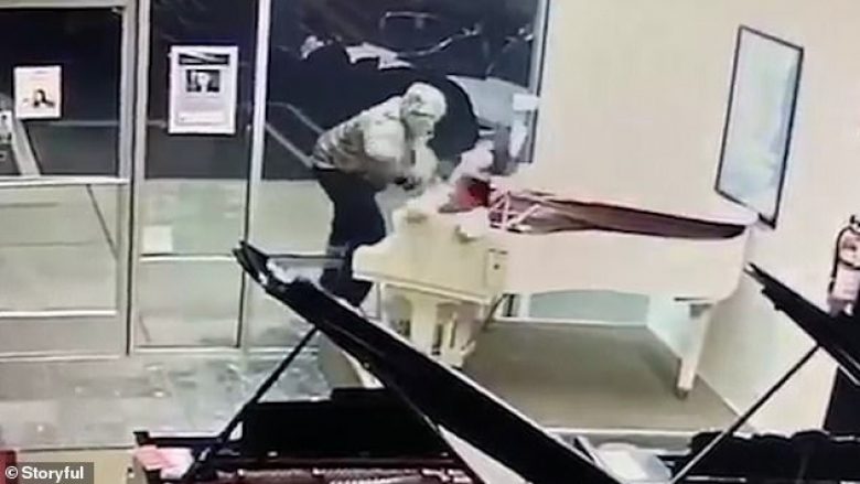 Theu xhamin e dyqanit të pianove, për të vjedhur një lodër të lirë (Video)