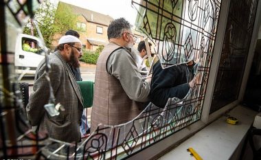 Thyhen xhamat e pesë xhamive në Angli, besimtarët po frikësohen t’i marrin fëmijët në lutjet e së premtes nga frika prej ndonjë sulmi tjetër (Video)