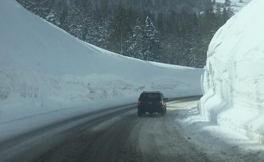 Udhëtimi me veturë nëpër rrugë, anash së cilës ka borë disa metra të lartë (Video)