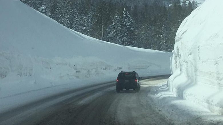 Udhëtimi me veturë nëpër rrugë, anash së cilës ka borë disa metra të lartë (Video)