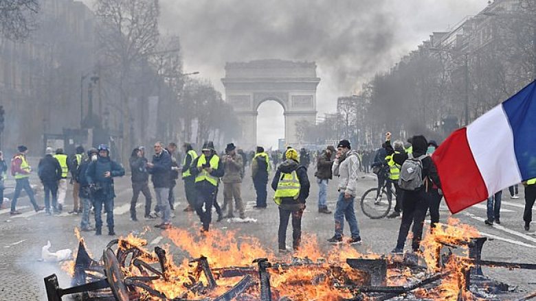 Ushtarëve francezë iu lejohen të ‘hapin zjarr’ nëse iu rrezikohet jeta prej Jelek Verdhëve, gjatë protestave të fundjavës (Video)
