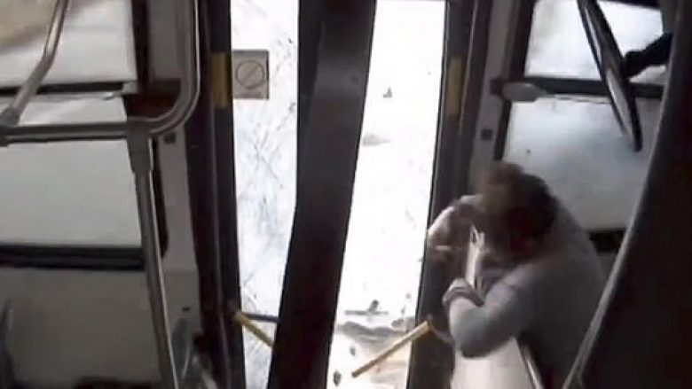 Vetura përplaset për autobusin, tre të vdekur në Ohio – publikohen pamje e tmerrit, nga kënde të ndryshme (Video)