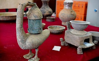 Zbulohet vazoja e lashtë kineze, përmbante lëngun që besohej se sillte përjetësinë (Foto)