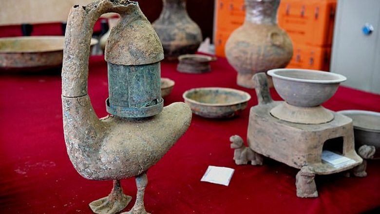 Zbulohet vazoja e lashtë kineze, përmbante lëngun që besohej se sillte përjetësinë (Foto)