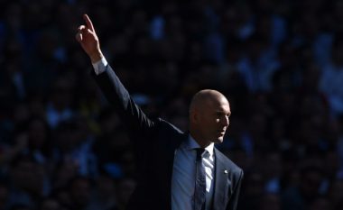 Momenti kur emri i Zidanes thërritet në Santiago Bernabeu, tifozët shpërthejnë me duartrokitje – Imazhet e para të rikthimit