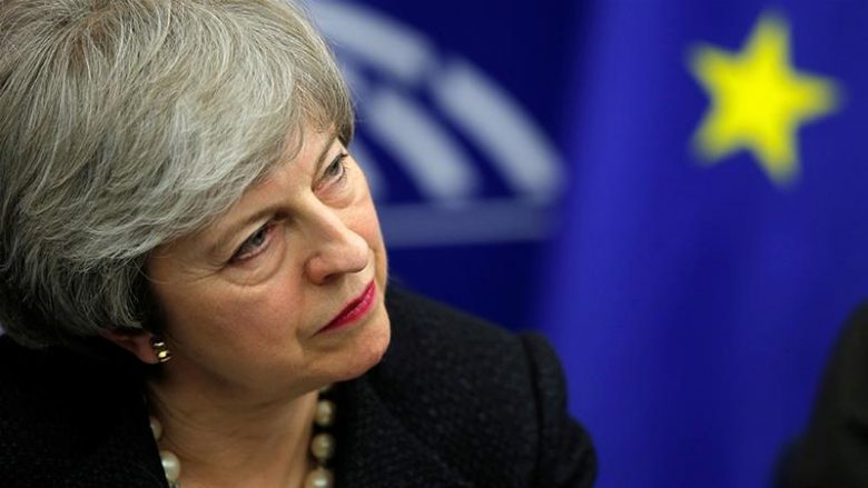 Parlamenti britanik kërkon shtyrje të Brexit-it