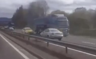 Futet në anën e gabuar të autostradës, shoferi shkakton aksident të shumëfishtë – dëshmitarët publikojnë pamjet (Video)