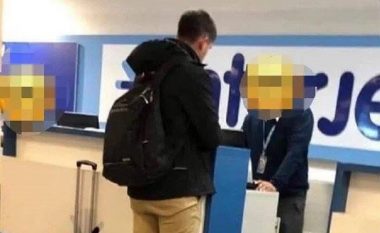 Valixhja me e rëndë se pesha e lejuar? Ky pasagjer ka gjetur zgjidhjen për të “mashtruar” punëtorët e aeroportit! (Foto)