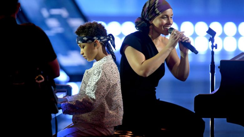 Alicia Keys performon me djalin në iHeartRadio Music Awards