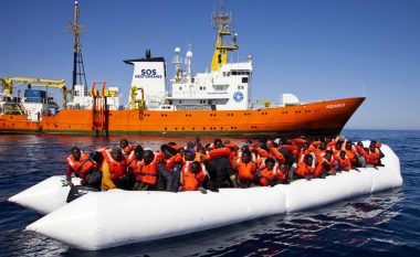 Italia lejon anijen e shpëtimit të zbarkojë migrantët
