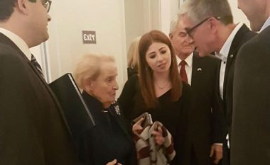 Ambasadori Vllahiu paralajmëron një vizitë të Madeleine Albright në Kosovë