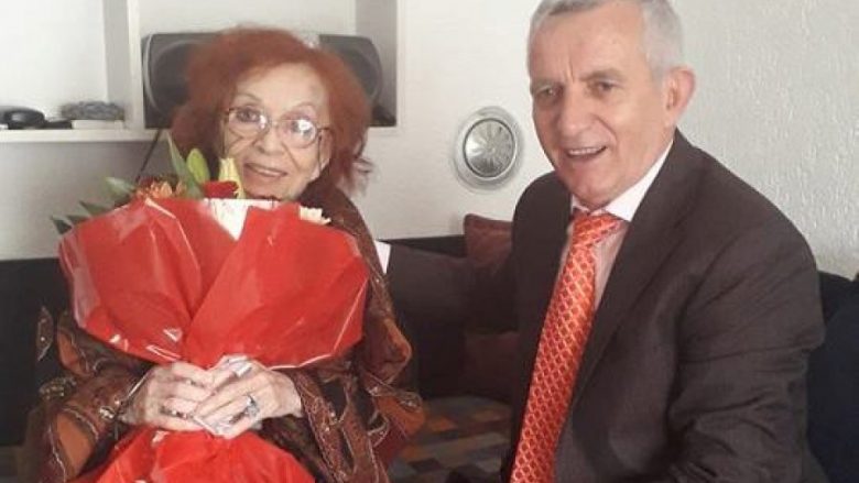 Ambasada e Shqipërisë nderon Nexhmije Pagarushën në Ditën e Gruas