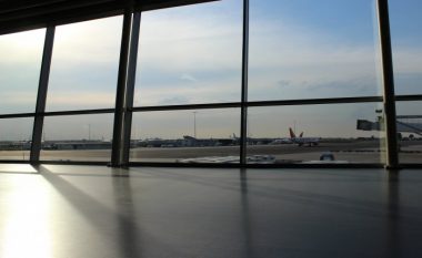 Kapen gjashtë persona duke vjedhur në Aeroportin e Gjakovës