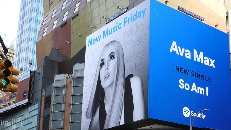 Pas Dua Lipës, Rita Orës e Bebe Rexhës, edhe shqiptarja Ava Max promovohet në “Times Square” të New Yorkut