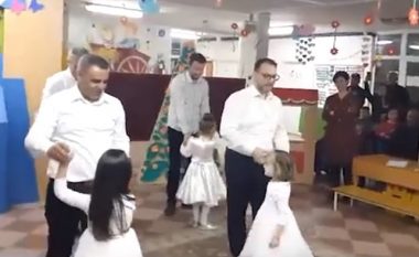 Burrat dhe fëmijët në Manastir i bëjnë të qajnë gratë me vallëzimin për 8 mars (Video)